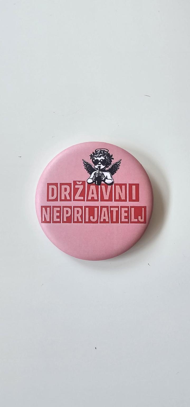 bedž državni neprijatelj 