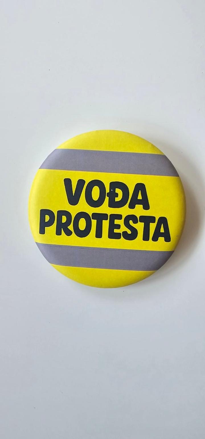 bedž vođa protesta 